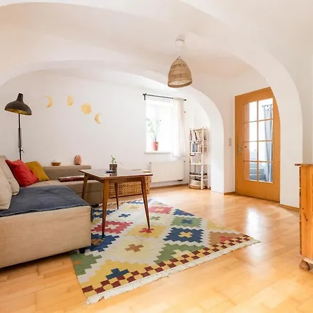 Central, Calm Oasis With Private Parking Apartment *