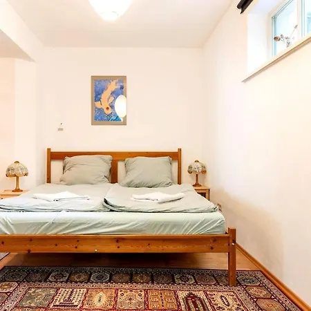Central, Calm Oasis With Private Parking Апартаменти